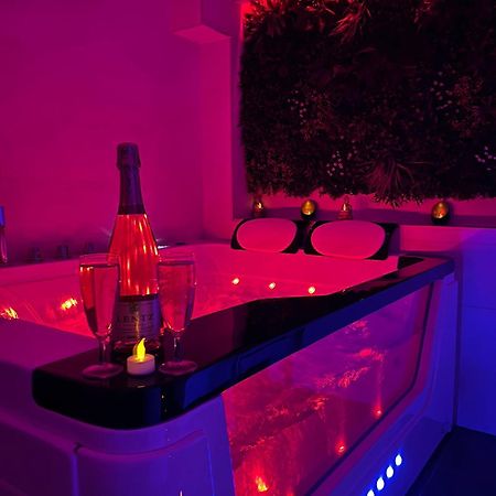 Love Room: Aux Plaisirs Des Sens Jacuzzi Prive Бар Екстериор снимка
