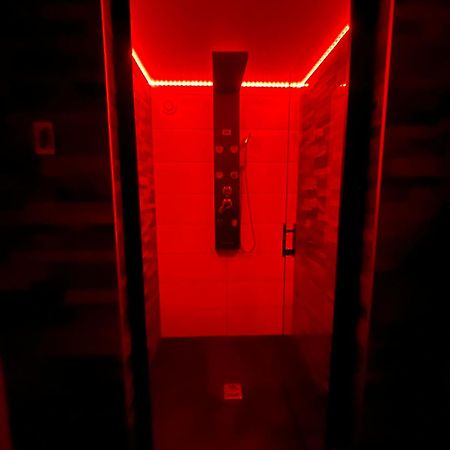 Love Room: Aux Plaisirs Des Sens Jacuzzi Prive Бар Екстериор снимка