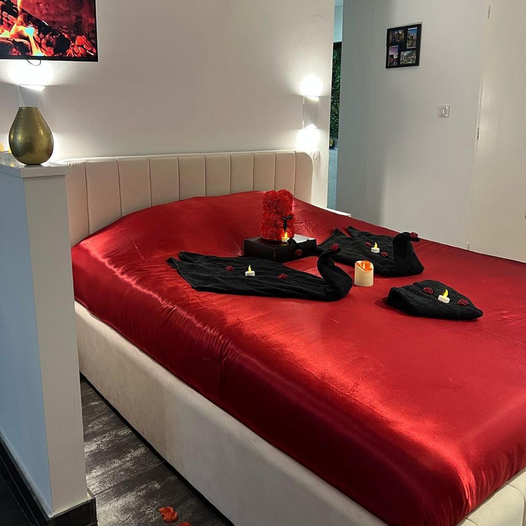 Love Room: Aux Plaisirs Des Sens Jacuzzi Prive Бар Екстериор снимка