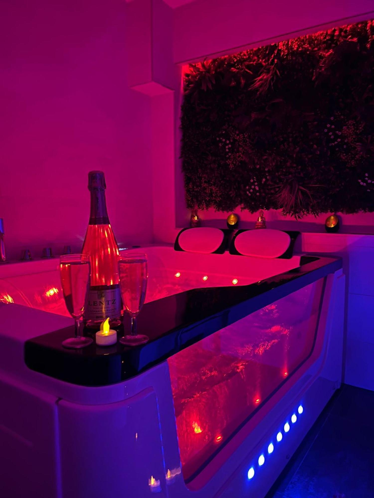 Love Room: Aux Plaisirs Des Sens Jacuzzi Prive Бар Екстериор снимка