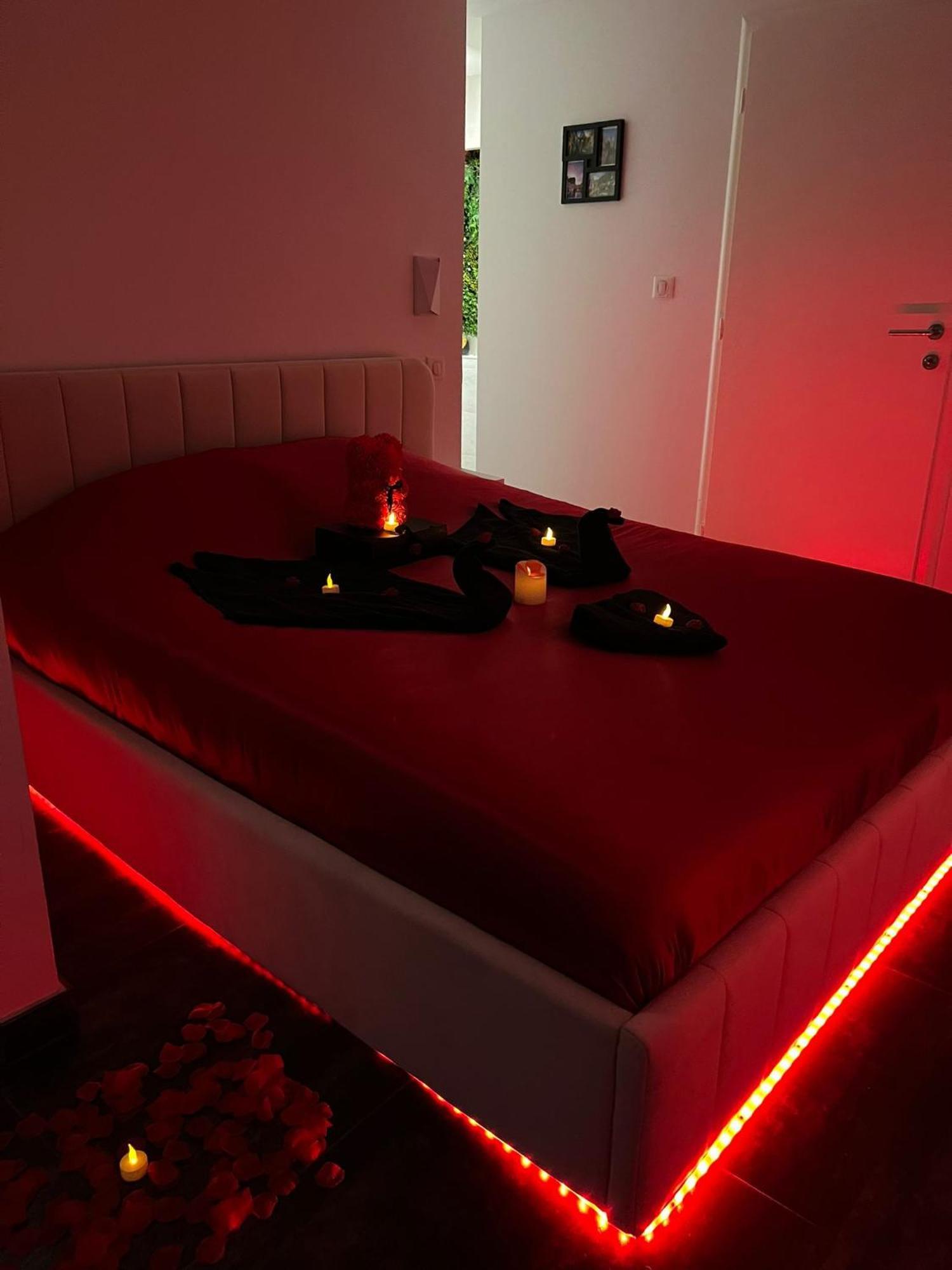 Love Room: Aux Plaisirs Des Sens Jacuzzi Prive Бар Екстериор снимка