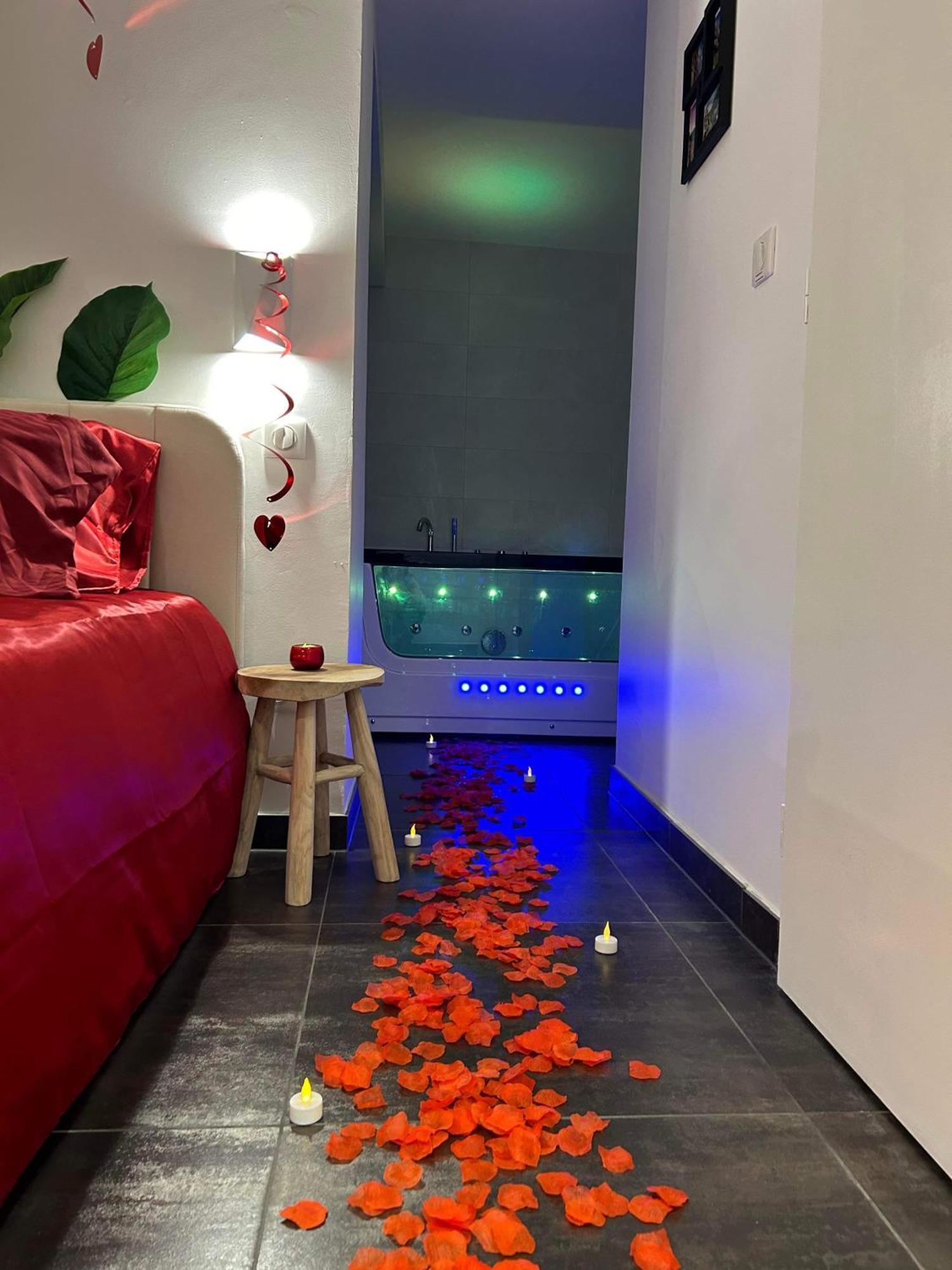 Love Room: Aux Plaisirs Des Sens Jacuzzi Prive Бар Екстериор снимка